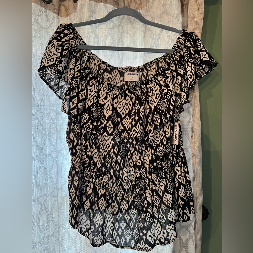 Old Navy, black and white top size XL tag still on